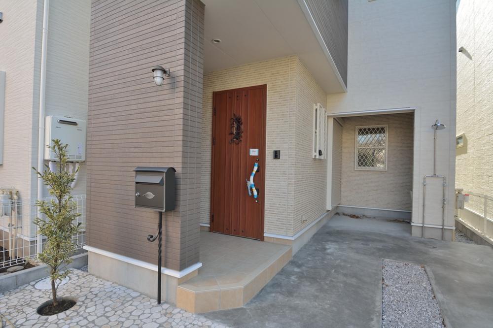 Local appearance photo. Classic elegant appearance to become the post. There is a garage and outside shower in the back of the parking lot.