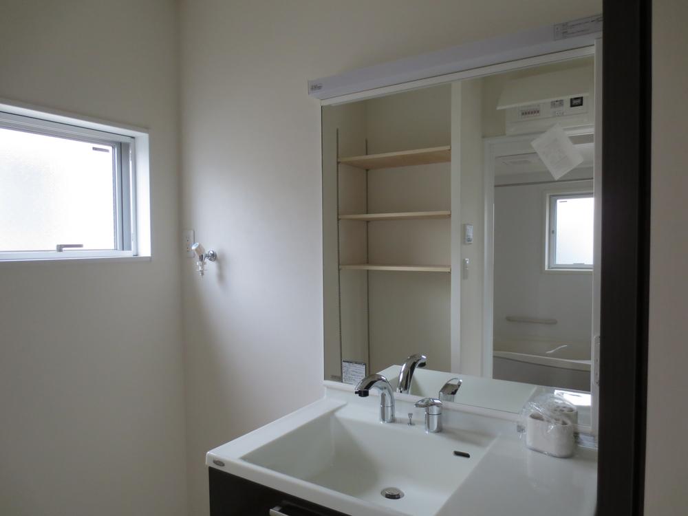 Wash basin, toilet. Room (August 2013) Shooting