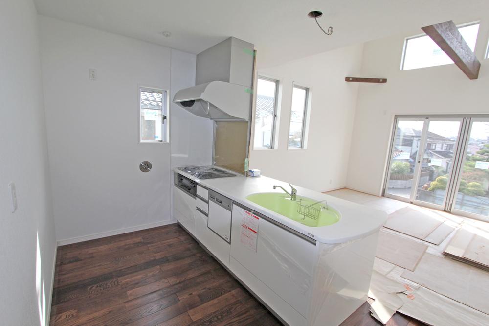 Same specifications photos (living). Same house maker construction results