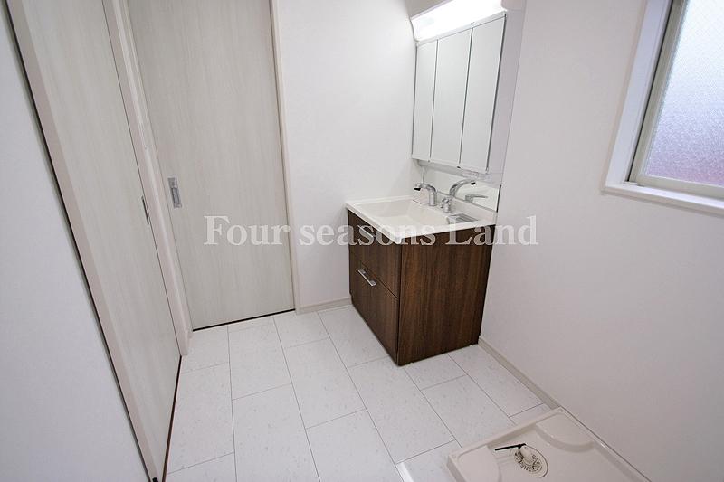 Wash basin, toilet. Indoor (11 May 2013) Shooting