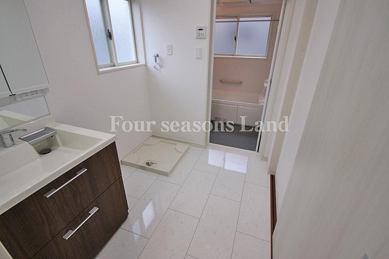 Wash basin, toilet. Indoor (11 May 2013) Shooting