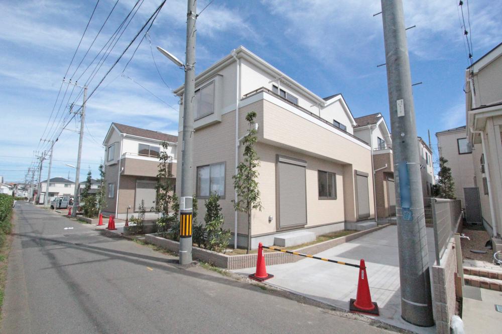 Model house photo. Same house builders construction results