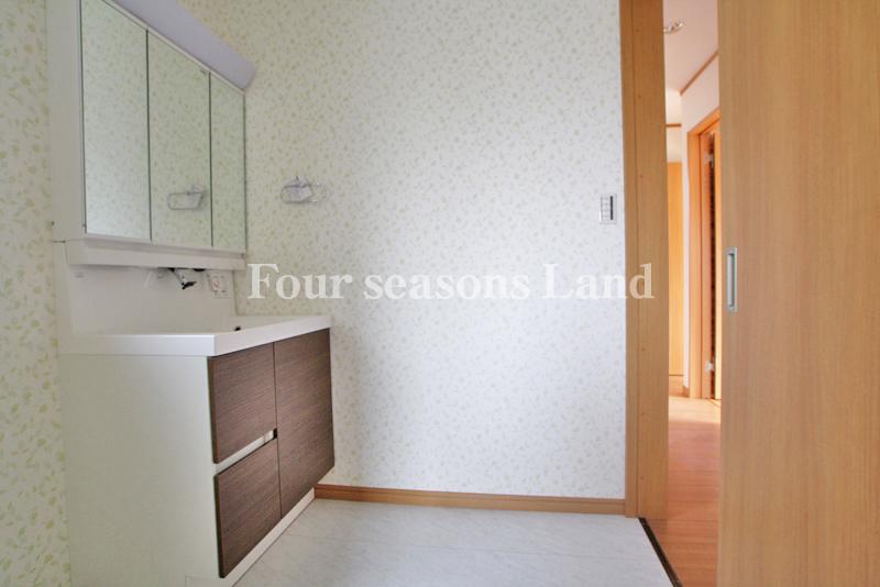 Wash basin, toilet. Indoor (11 May 2013) Shooting