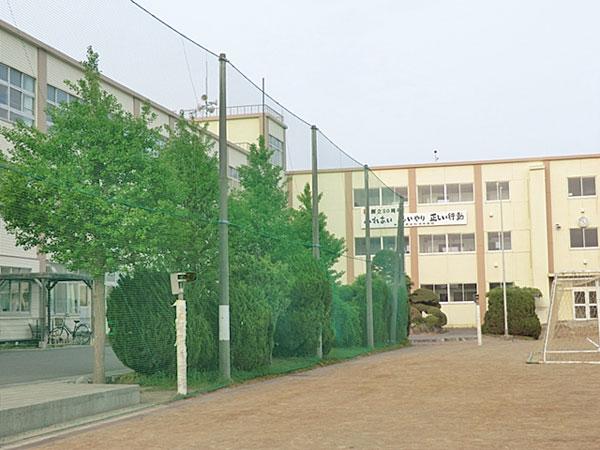 Junior high school. Matsunami 880m until junior high school