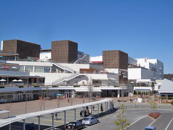 Shopping centre. Terrace Mall Shonan Tsujido Station direct connection