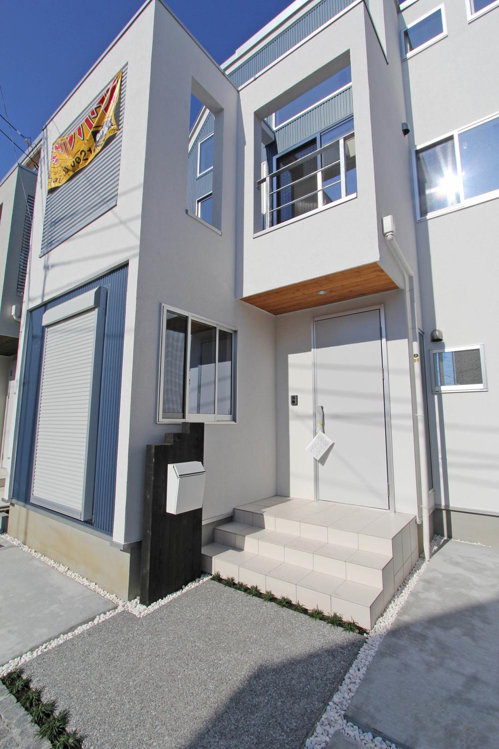 Entrance. update 2013 November 16, shooting 14 Building Exterior was also completed.