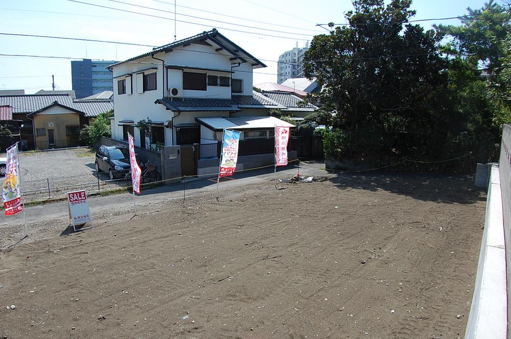 Local photos, including front road. Local (September 2012) shooting