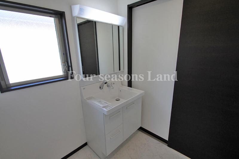 Wash basin, toilet. Indoor (12 May 2013) Shooting