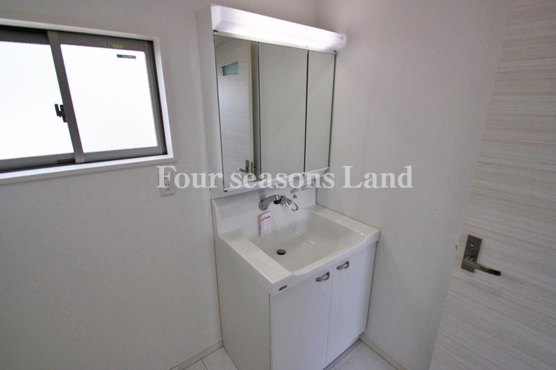 Wash basin, toilet. The company construction cases