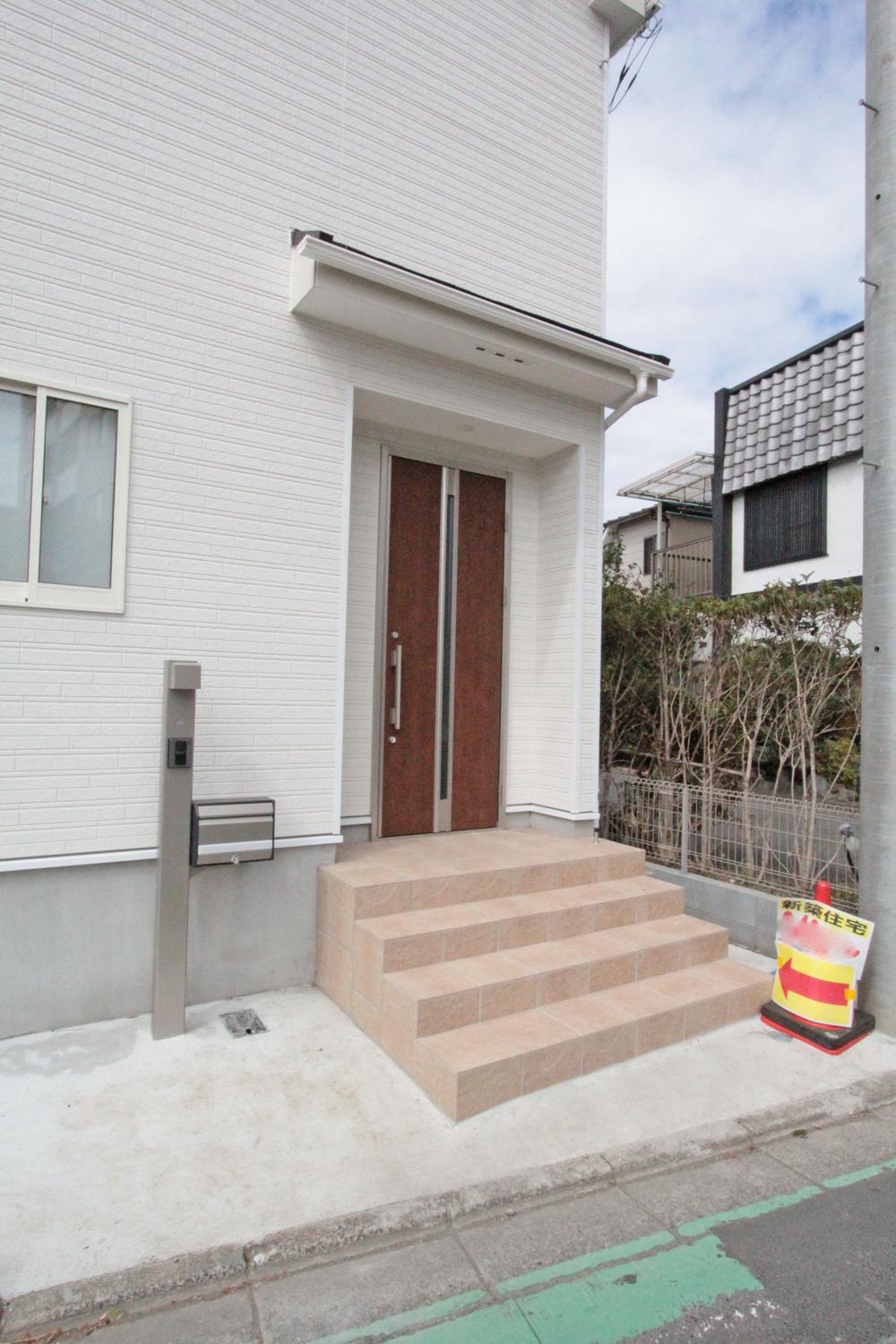 Entrance. Local (09 May 30, 2003) Shooting