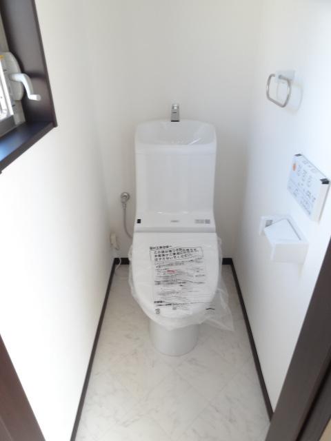 Toilet. Indoor (12 May 2013) Shooting