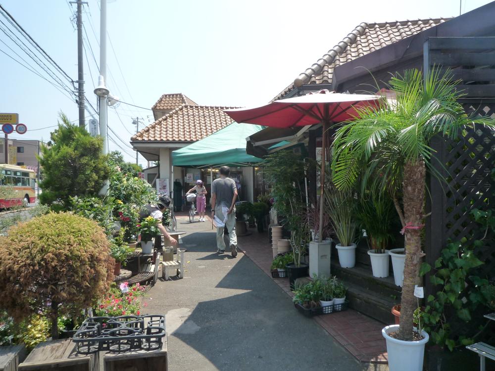 Supermarket. 700m florist to supermarket crown Hamasuka shop ・ bakery ・ Super crown butcher shop to the hotel. Free parking equipped.