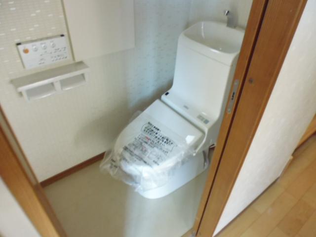 Toilet. Indoor (09 May 2013) Shooting