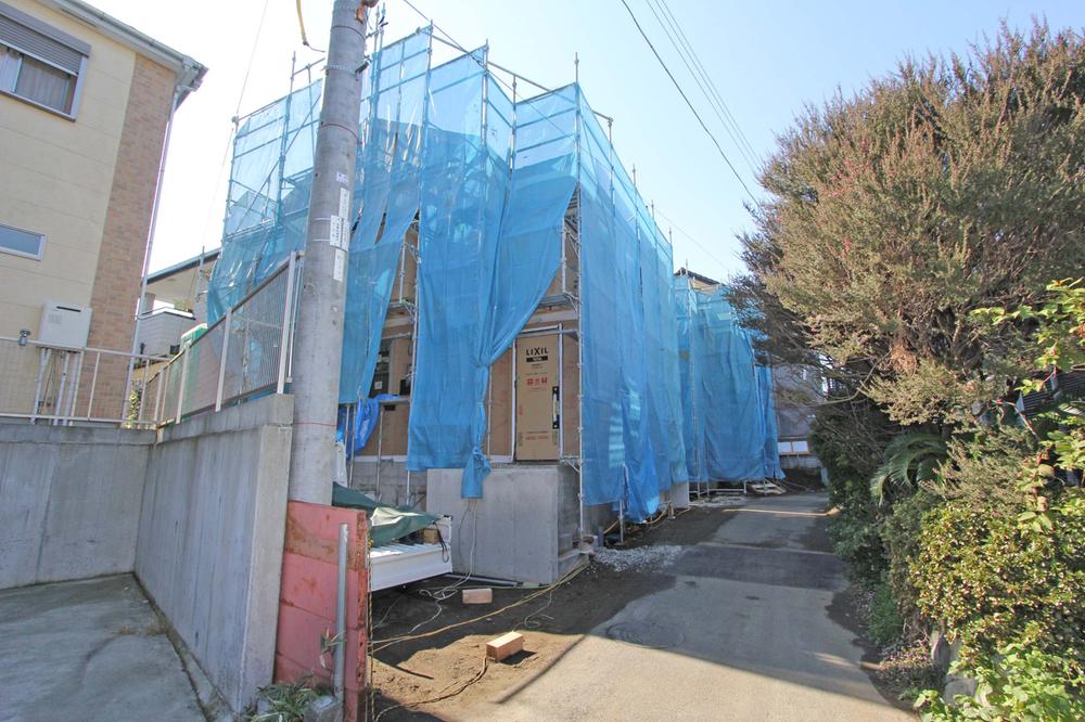 Local photos, including front road. Than local (11 May 2013) shooting A Building side