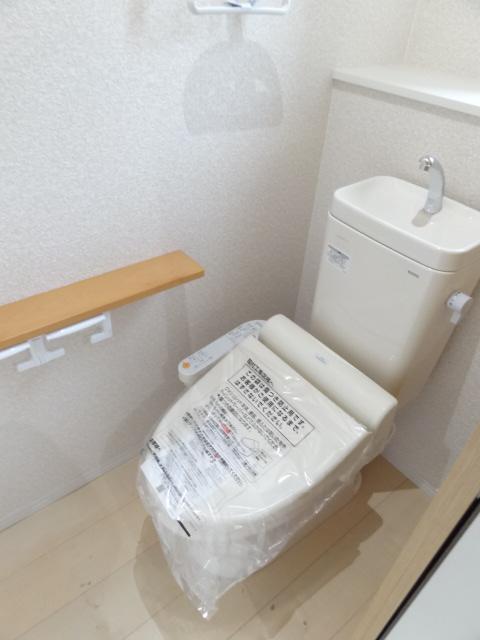 Toilet. Indoor (11 May 2013) Shooting