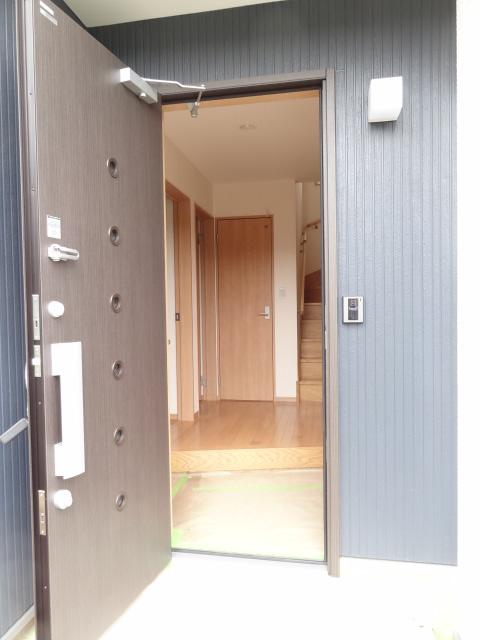 Entrance. Local (07 May 2013) Shooting