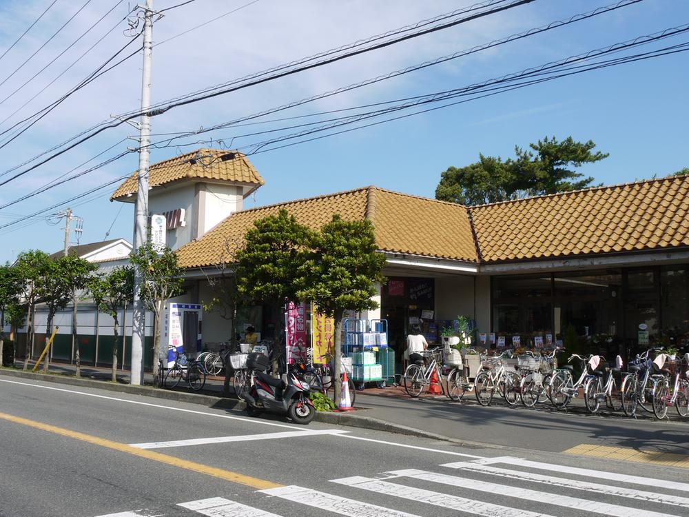 Supermarket. 862m to supermarket crown Hamasuka shop