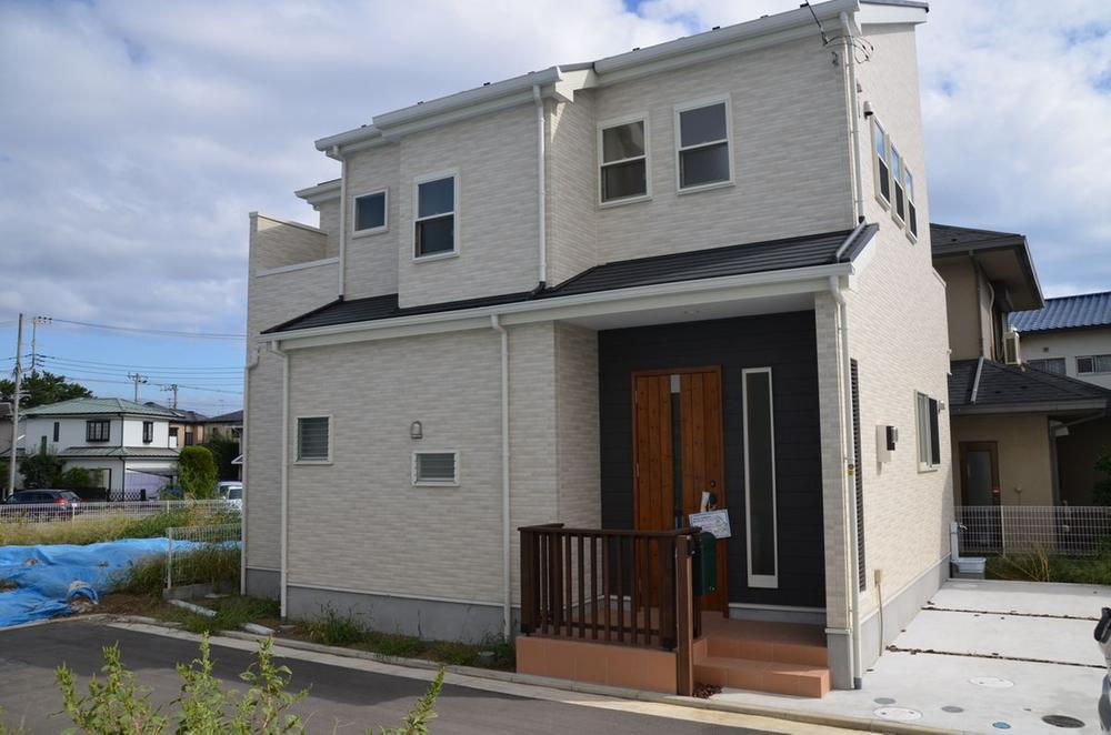 Local appearance photo. Entrance porch, Installing a wood fence! There will one parking space! ! 