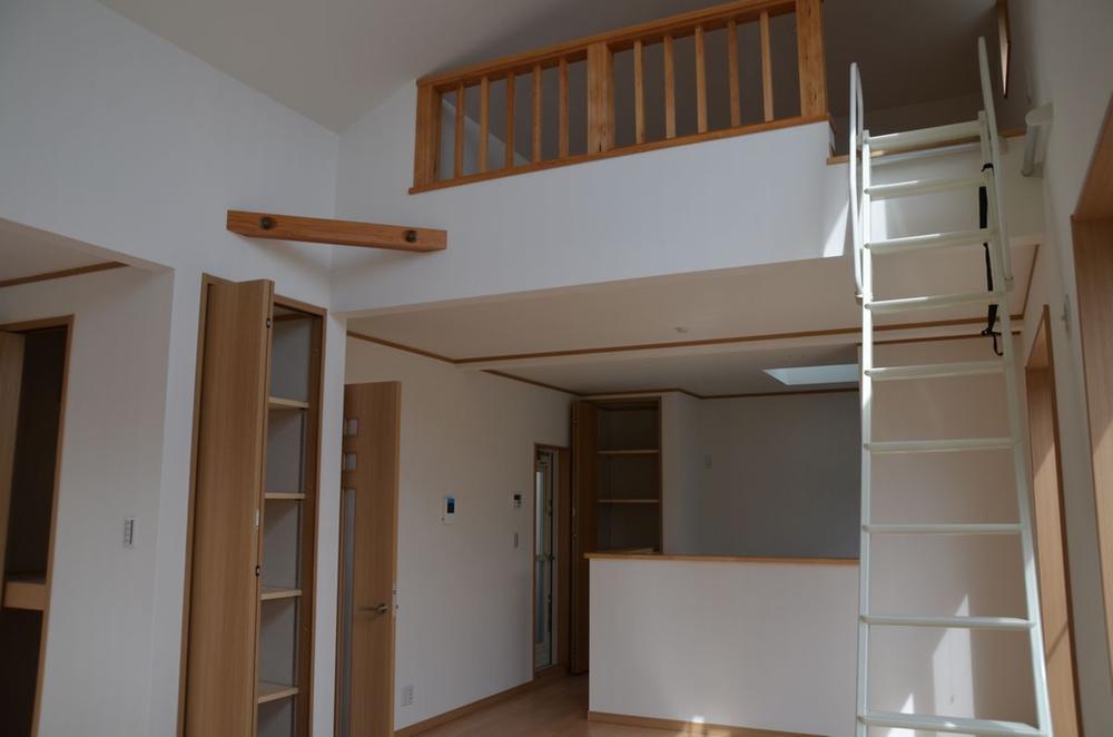 Living. The living top, Established a large loft!  There are three Pledge of tatami corner, Enhancement is also children's playground! ! 