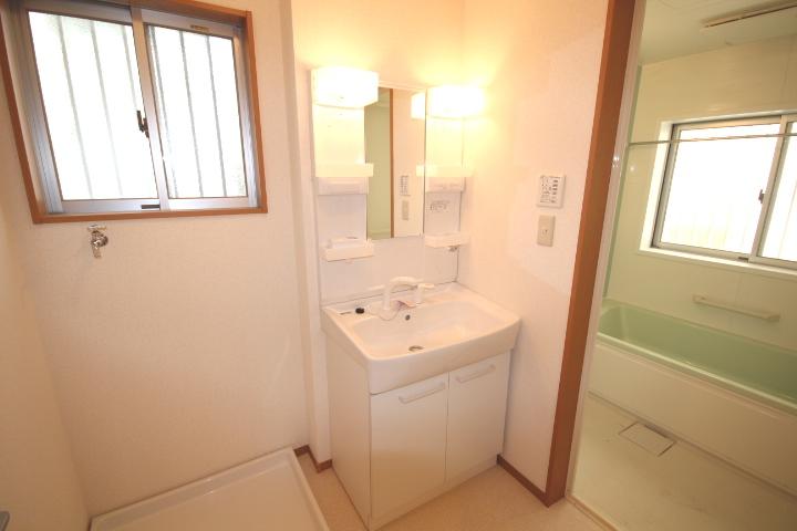 Wash basin, toilet. Room (August 2013) Shooting