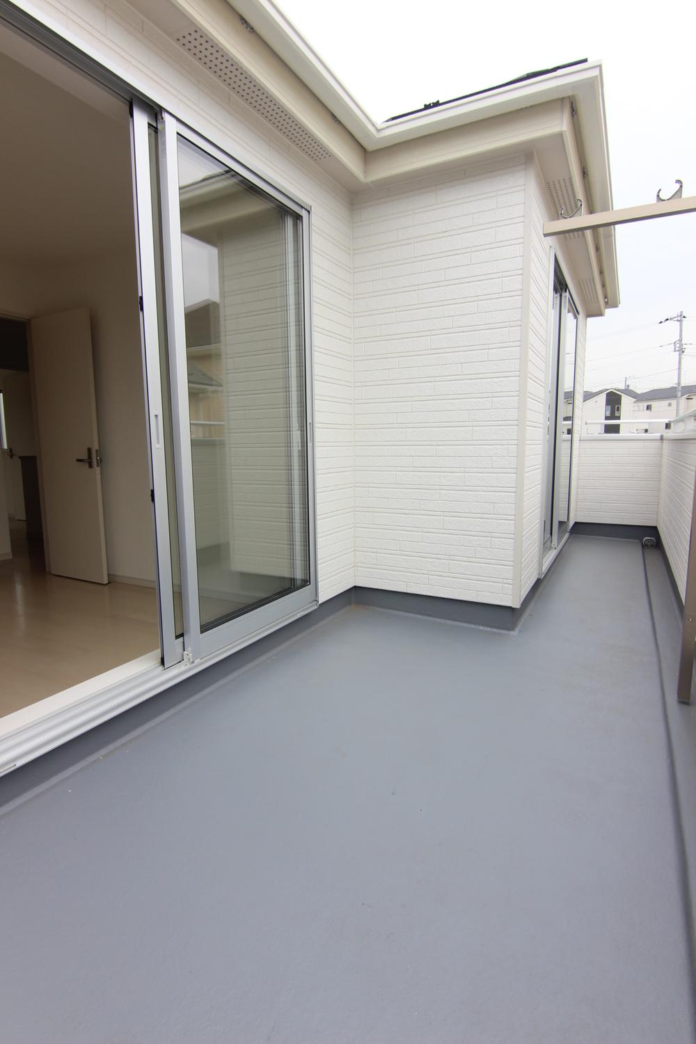 Same specifications photos (Other introspection). 1 Building: wide balcony that led to the balcony construction cases ○ 2 room