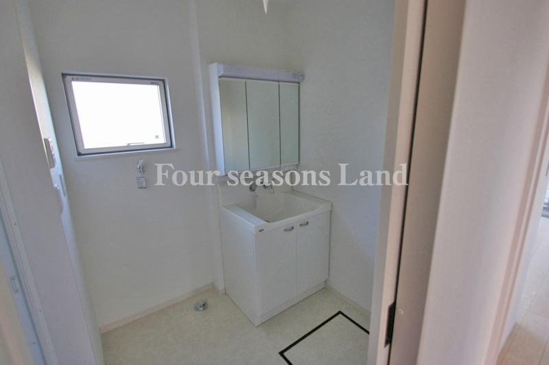 Wash basin, toilet. Indoor (11 May 2013) Shooting