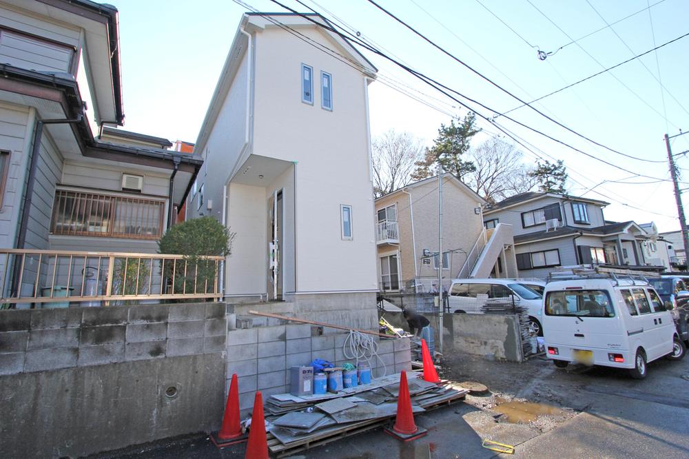 Local photos, including front road. update 2013 December 21, shooting