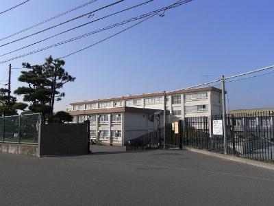 Junior high school. 950m to the pine forest junior high school