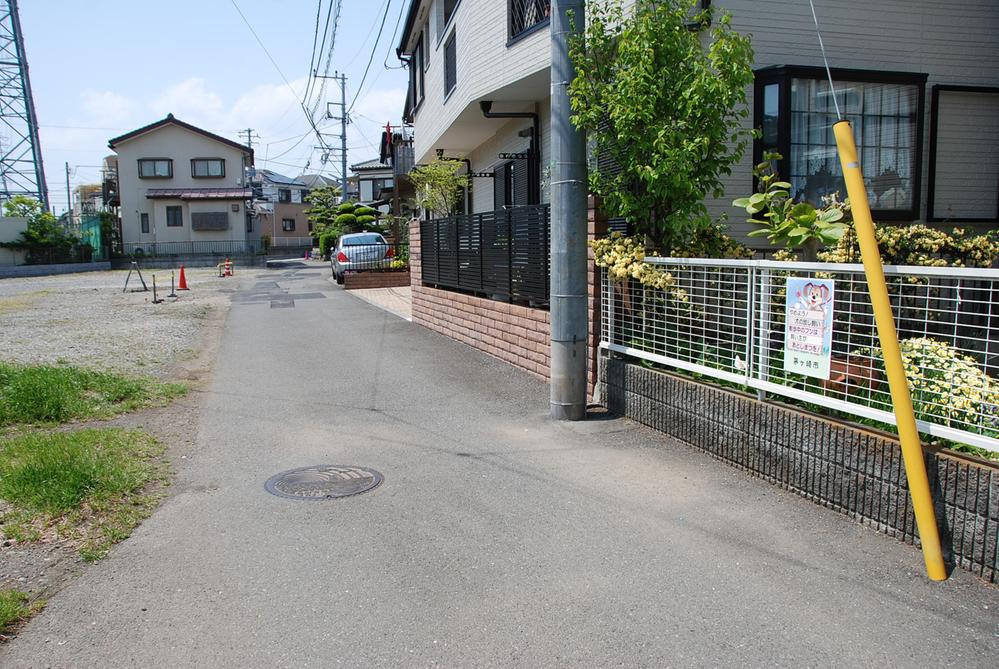 Other. Road facing the D partition (southeast)