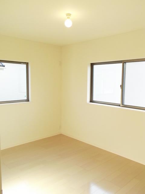 Non-living room. Same specifications