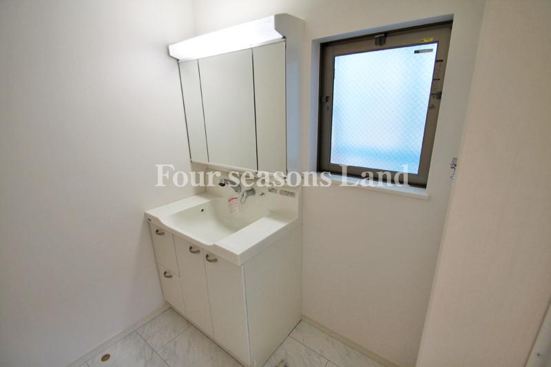 Wash basin, toilet. Indoor (July 2013) Shooting