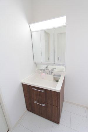 Wash basin, toilet. Local (May 2013) Shooting