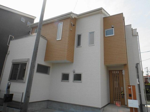 Local appearance photo. The photograph is a No.B Building. Second floor LDK of 17 quires sunny. Balcony also spread laundry is also good dry likely. (March 2013 shooting)