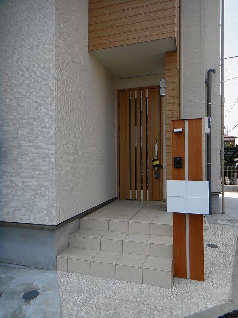 Other local. Stylish gatepost of No.B Building.