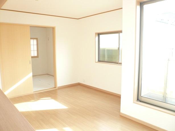 Same specifications photos (living). Building 2 bright living room (11 May 2013) Shooting