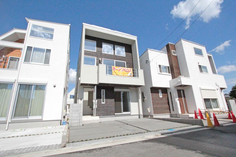 Model house photo. Same house builders construction results