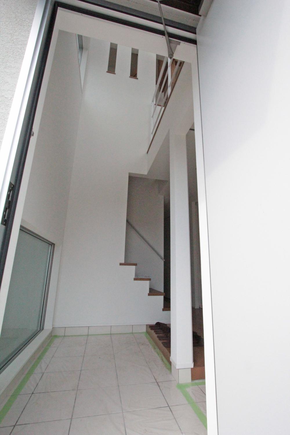 Entrance. Entrance with atrium Interior construction results