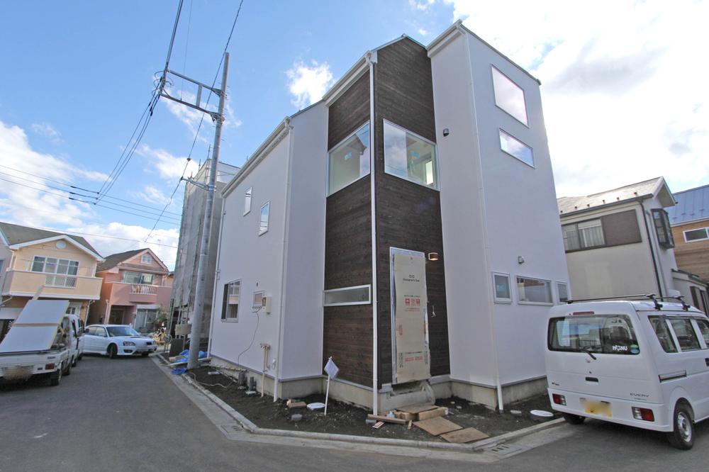 Local photos, including front road. State of the local Has been updated. 