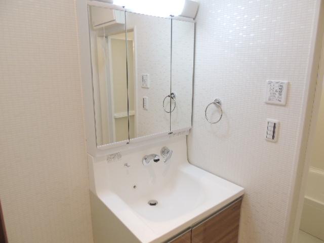 Wash basin, toilet. Indoor (11 May 2013) Shooting