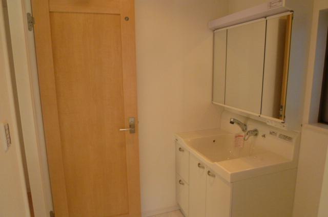 Wash basin, toilet. Indoor (September 2013) Shooting