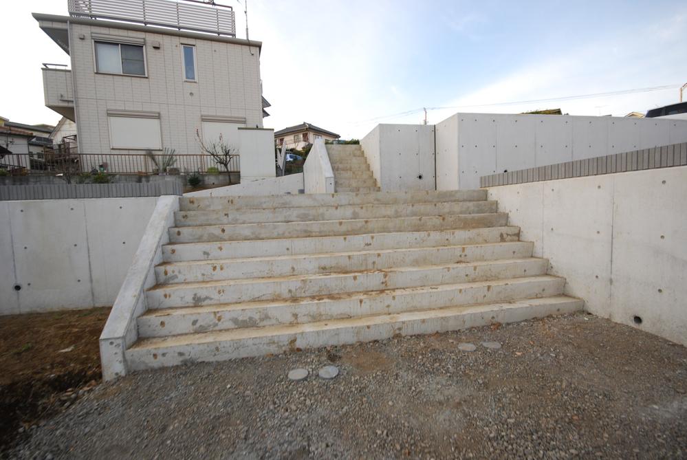 Local photos, including front road. Local (12 May 2013) Shooting