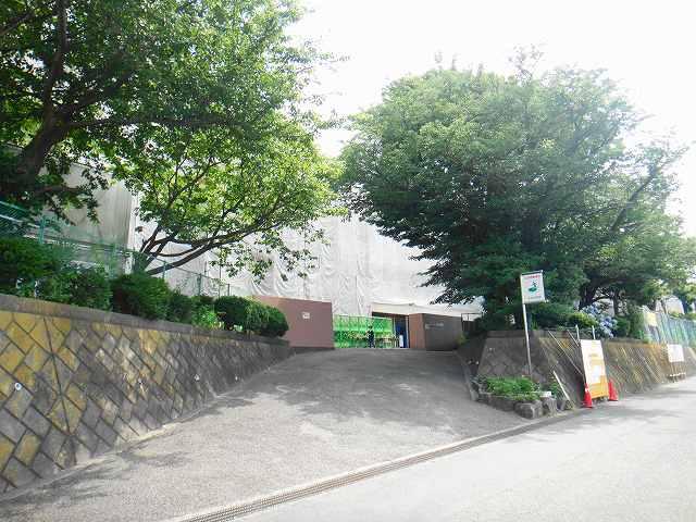 Junior high school. 850m up to municipal Otani Junior High School