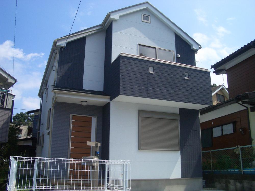 Local photos, including front road. The last example of construction