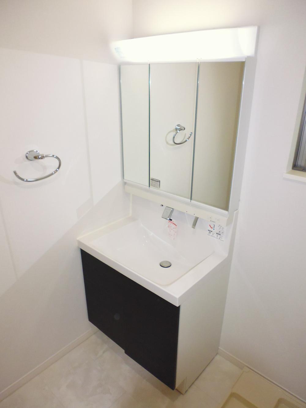 Wash basin, toilet. Indoor (11 May 2013) Shooting