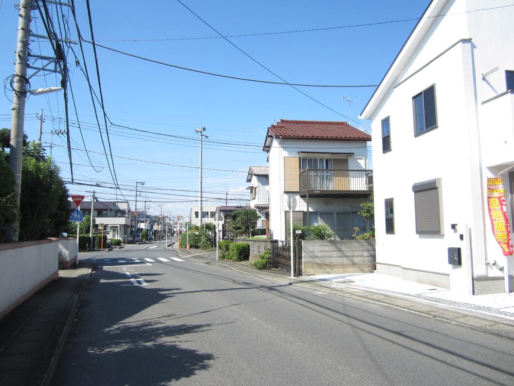 Local photos, including front road. Walk about 9 minutes at the station parking!