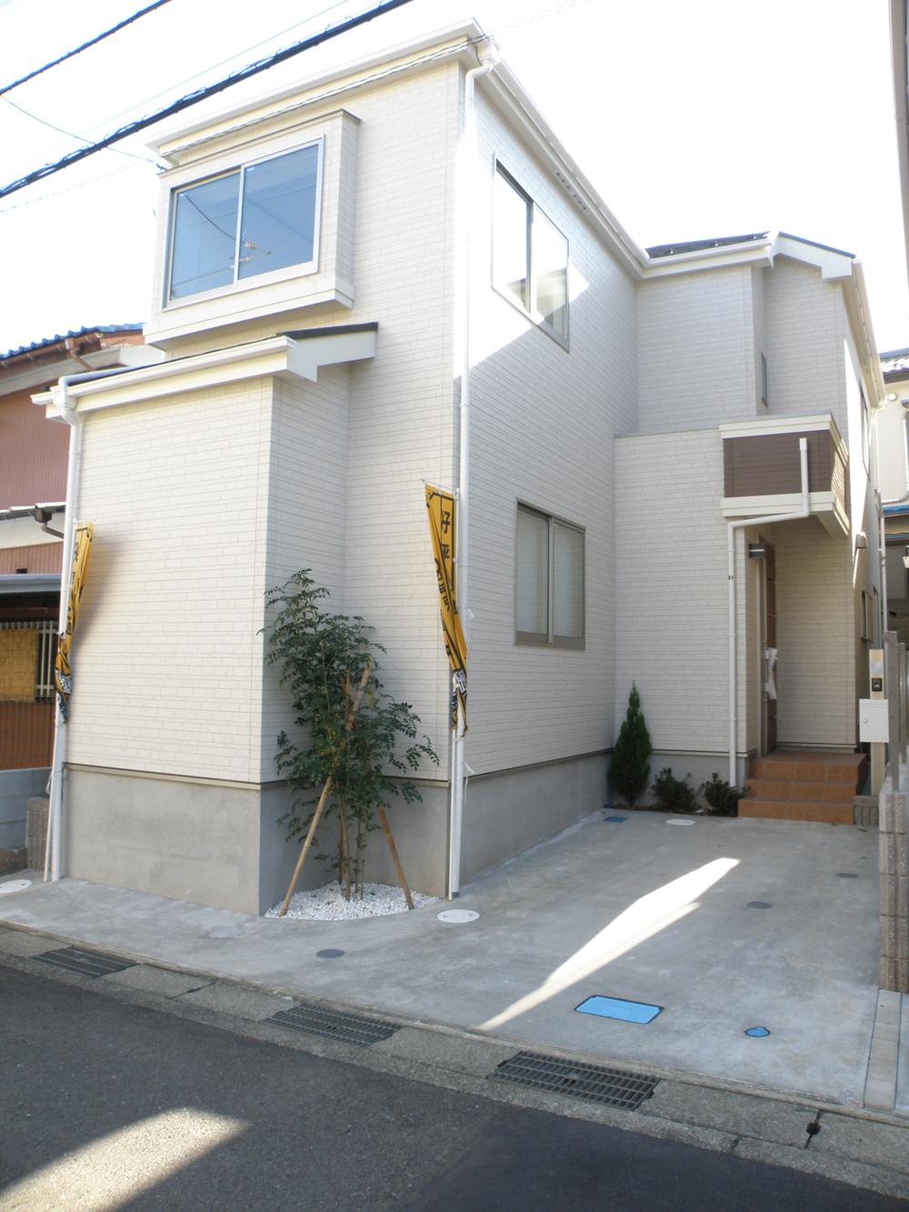 Local photos, including front road. Local (12 May 2013) Shooting Building 2