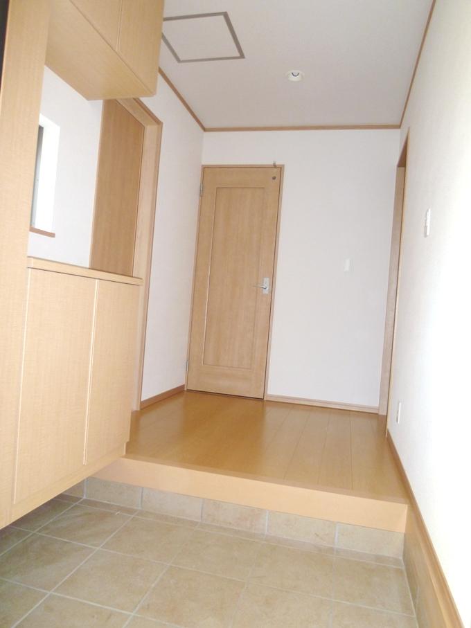 Entrance. 1 Building