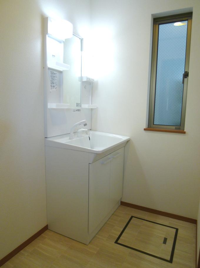 Wash basin, toilet. Building 2