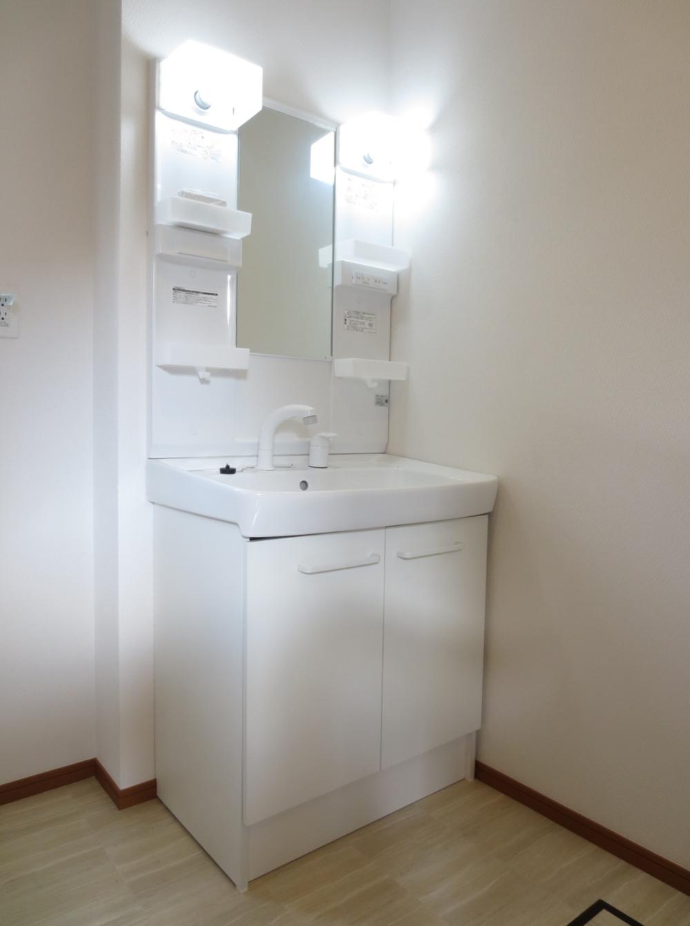 Wash basin, toilet. 1 Building