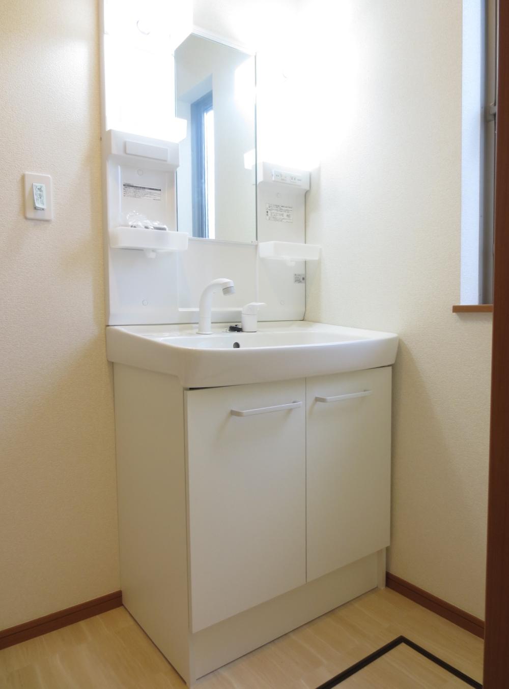 Wash basin, toilet. Building 2